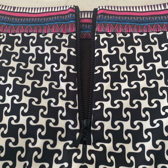 MackenzieMode Black/White Print Mini Skirt - US Size 4/AUS Size 8 - Picture 9 of 16